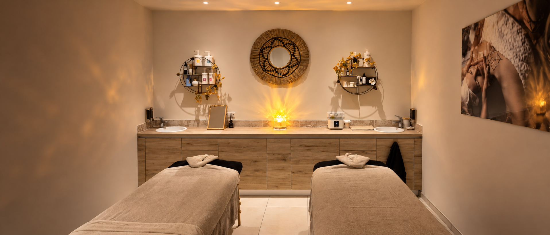 « Cabine de soins holistiques Elodie Massa à La Gaude avec deux tables de massage et une ambiance chaleureuse. »